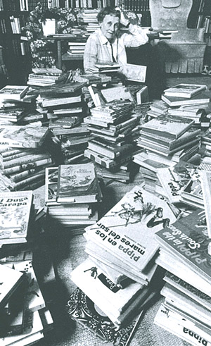 Astrid Lindgren inmitten ihrer B&uuml;cher