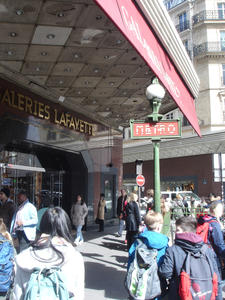 12---Shoppen_im_Lafayette                               