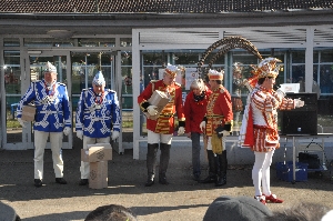 Prinz mit Gefolge