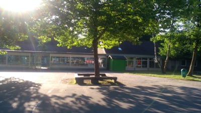 Schulhof 1