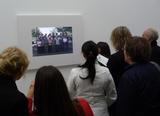 Videoprojekt 'Klassenfoto' Museumsbesucher davor