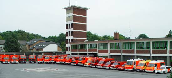Innenhof der Feuerwache mit Fahrzeugpark