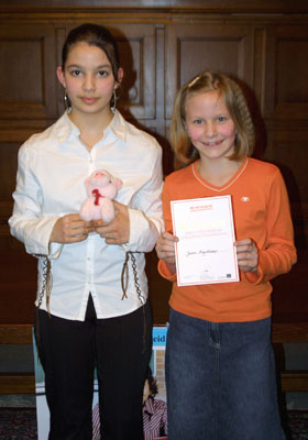 Vorlesewettbewerb 2005 - Stadtentscheidt - Die Gewinnerinnen Karima Hamdan und Julia Heydkamp